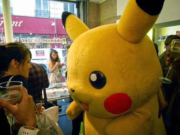Déguisé en Pikachu, il donne des coups de taser en hurlant: "Attaque éclair !"  Pikach10