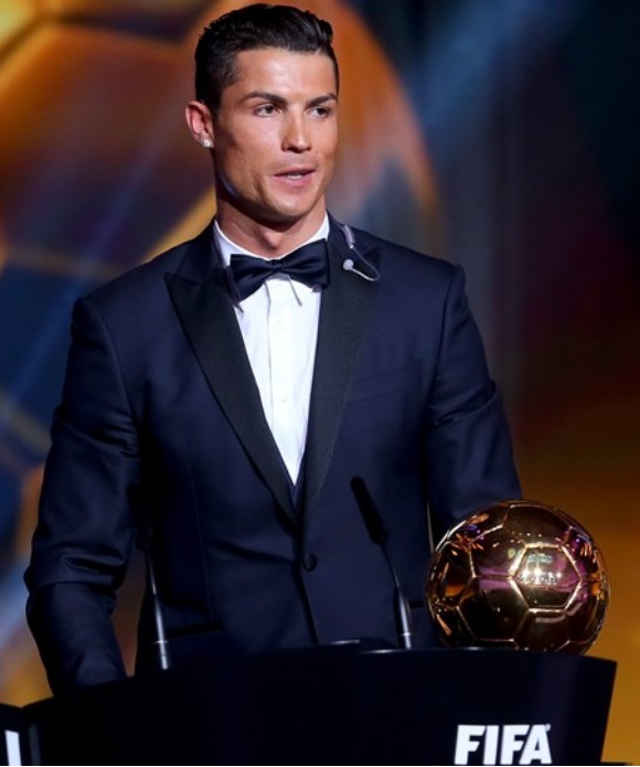 الفائز بجائزة كرة فيفا الذهبية لأفضل لاعب في العالم هو البرتغالي كريستيانو رونالدو Ronald10