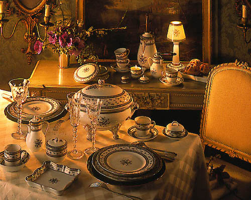 riche - Service en porcelaine de Sèvres "à décor riche en couleurs et riche en or" de Marie-Antoinette Servic10