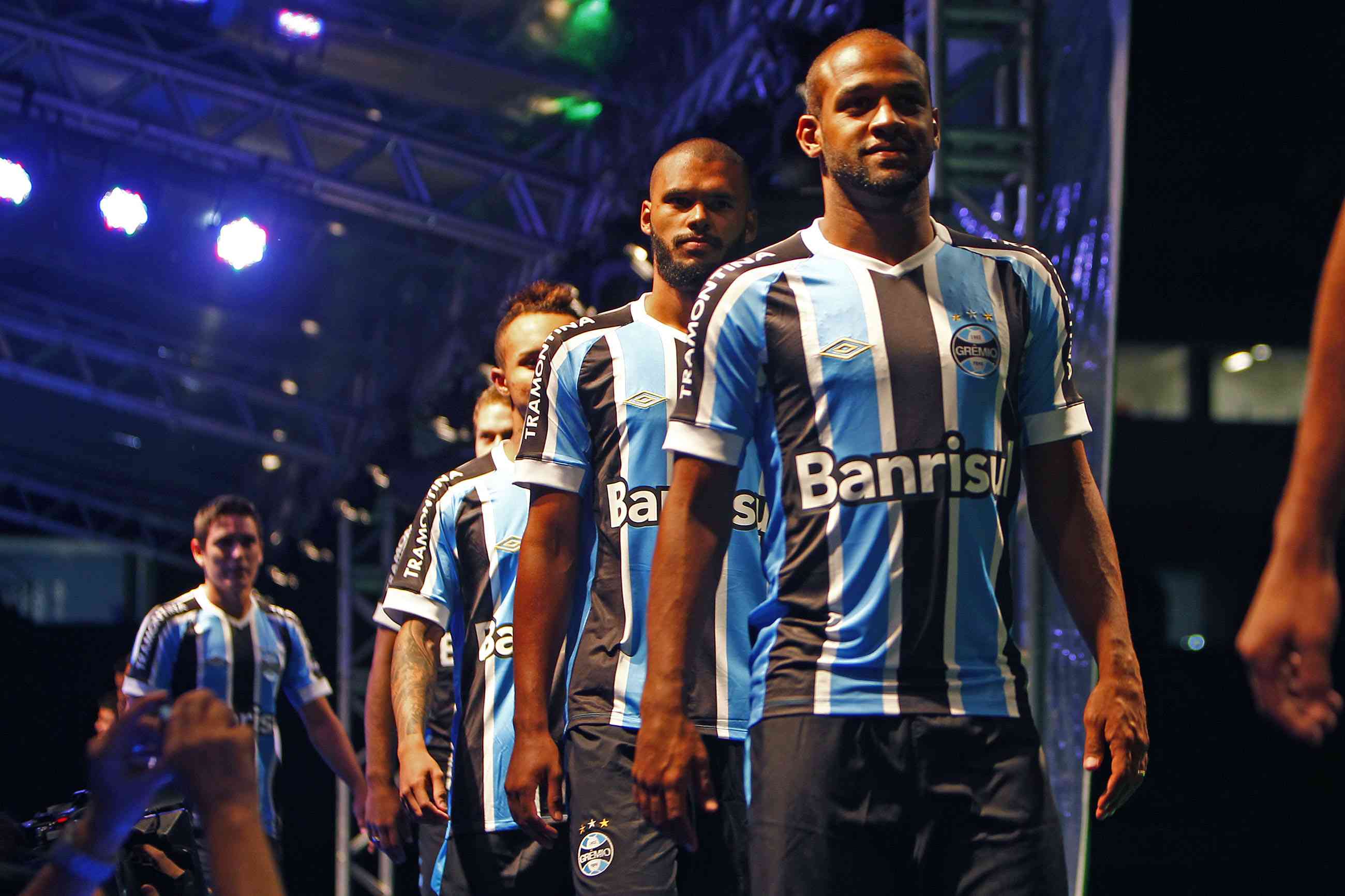 Umbro apresenta uniformes do Grêmio para 2015 15614510