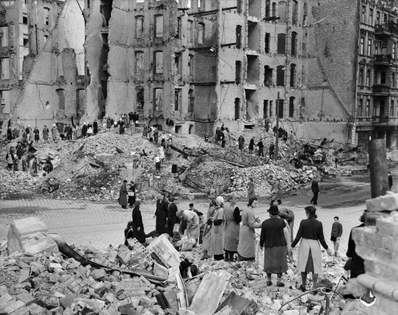 20 photos de Berlin en 1945-46. Amvn010