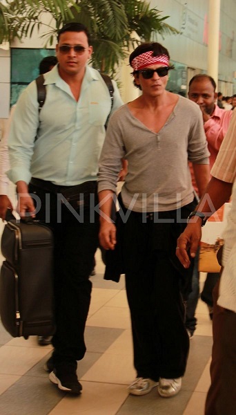 SRK revient à Mumbai pour célébrer Holi Nov27011