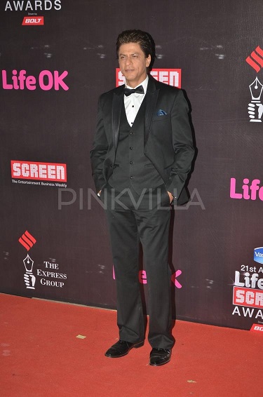 SRK marche sur le tapis rouge de Screen Awards OK Shah_r10