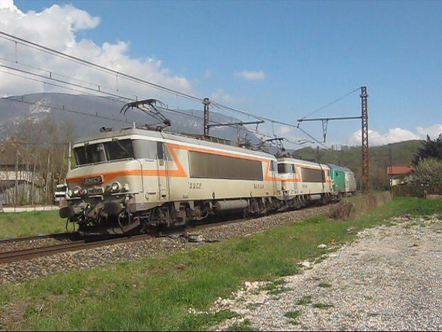 Pantographe levé avant / arrière Bb741810