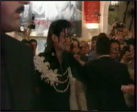 [DL] Michael Jackson Cannes 1997 TV News Cannes12