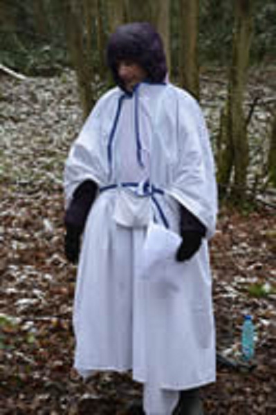 Vêtements sacerdotaux neodruidiques en Gaule - Page 4 La-dru10