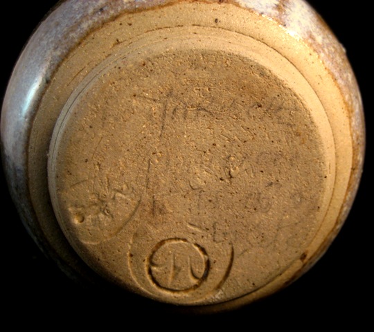 vase en grès symble M ou W dans un cercle avec une croix - à identifier Musee_38