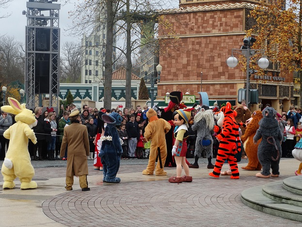 Quand la magie de Noël opère, tout peut arriver…. - Page 9 Dsc07433