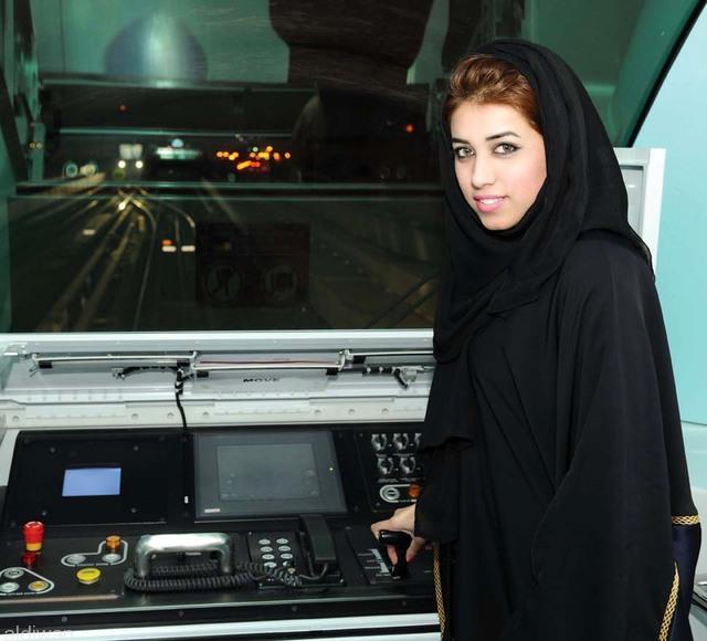 الإمارتية مريم الصفار أول سائقة مترو في الشرق الأوسط 51710