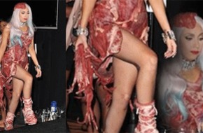 ليدي جاجا تثير الجدل بارتدائها لباس كامل من اللحوم 95154511