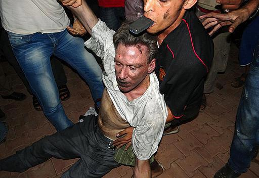صور جثة السفير الاميركي في ليبيا وأنباء عن اغتصابه جنسيا قبل قتله S21010