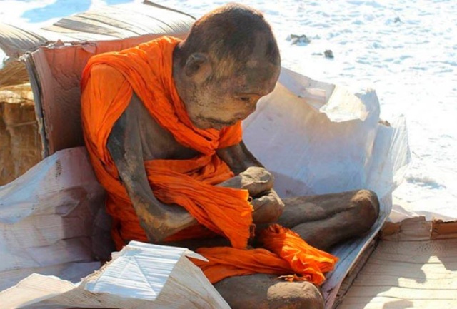[Archéologie] Une momie de moine découverte dans une statue de Bouddha Un_lam10