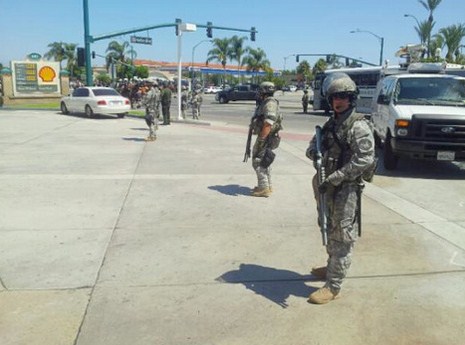 Esta Ocurriendo: Policía paramilitar contra civiles en Anaheim, EEUU Mn2ana11