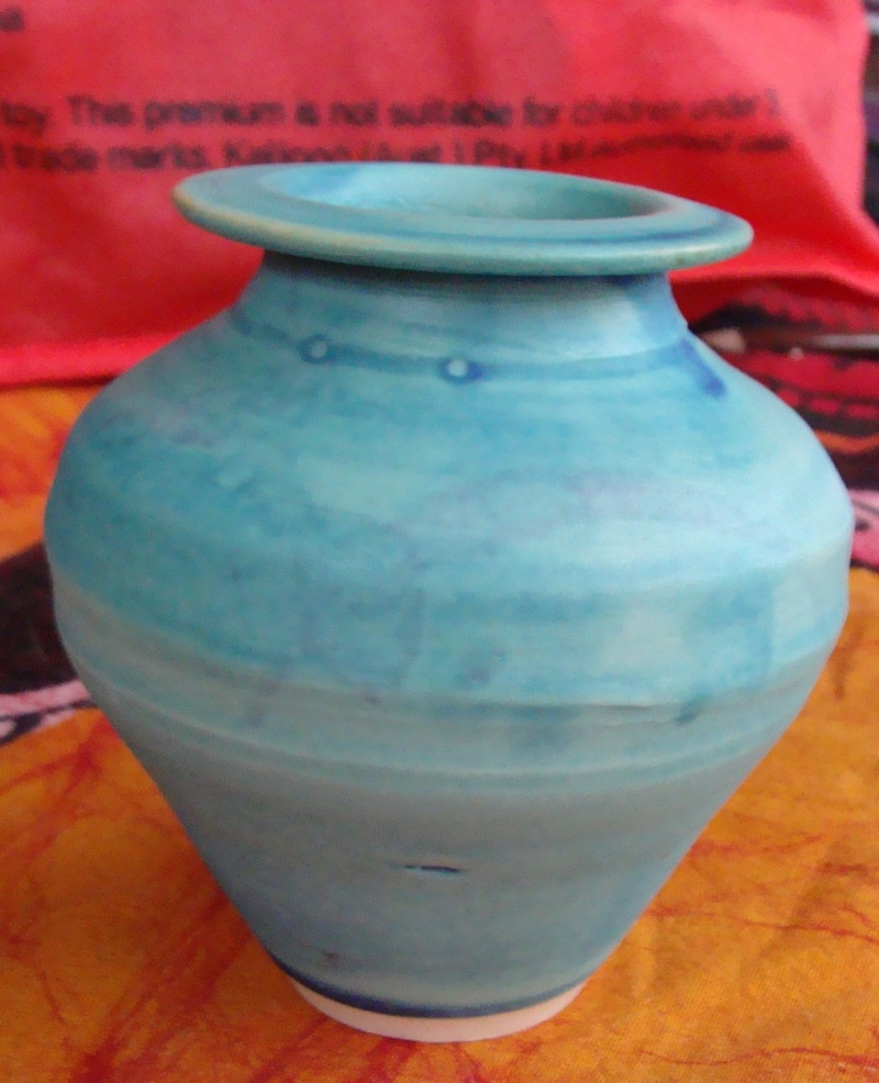 Little blue pot, unfamiliar mark Dsc05217