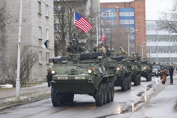 Des troupes de l’Otan ont défilé en Estonie . Estoni10