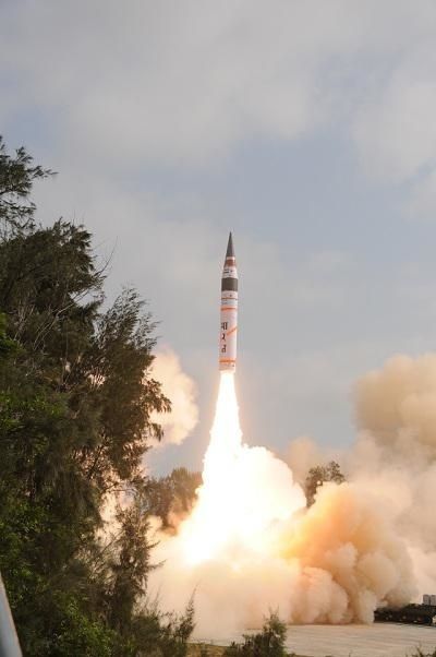 L’Inde a tiré un missile balistique Agni V depuis un lanceur mobile . Inde10
