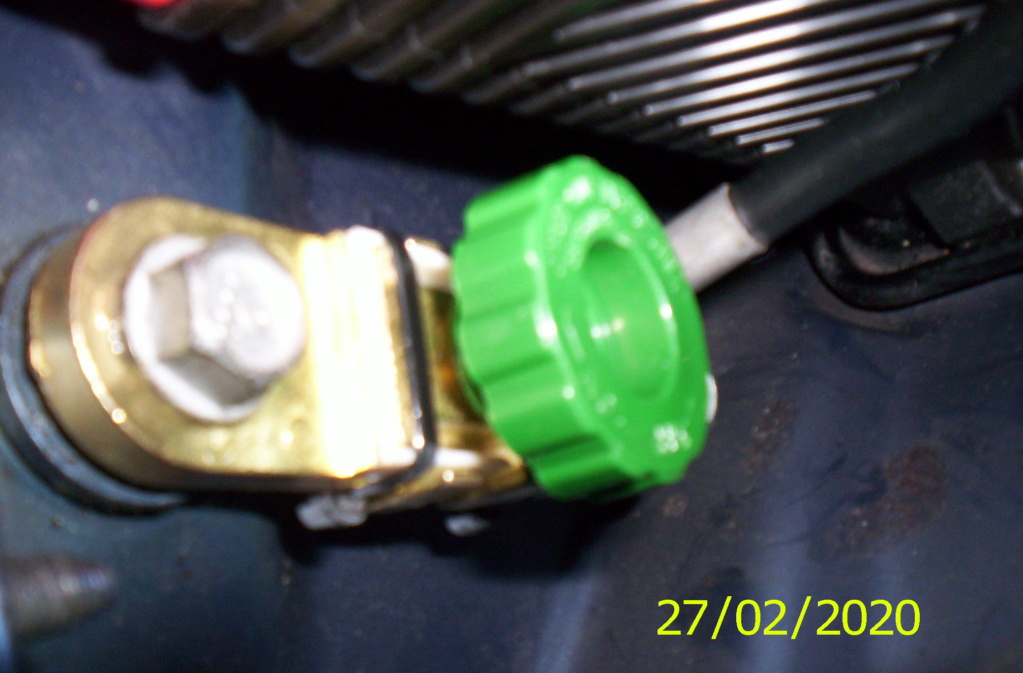 Batterie , Chargeur de maintien , installation d'un " Cut Off " permanent . . . 000_0510