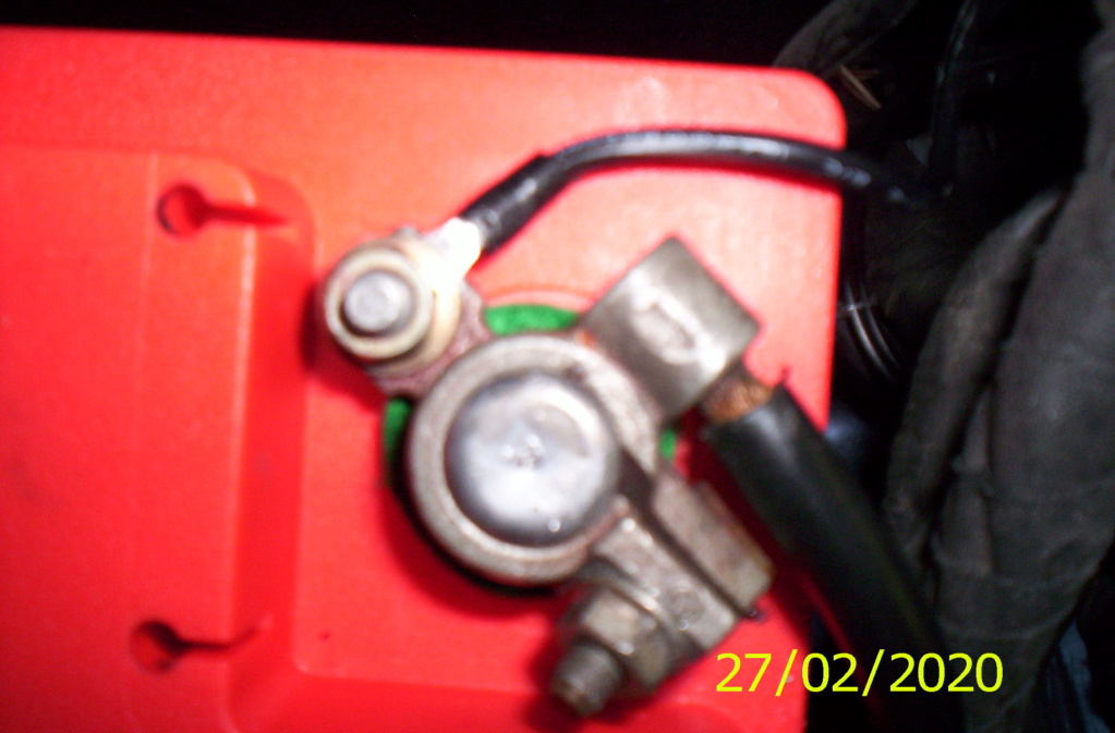 Batterie , Chargeur de maintien , installation d'un " Cut Off " permanent . . . 000_0517