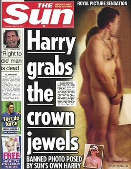 Il Sun sfida la regina Elisabetta: foto del principe Harry nudo Prince10
