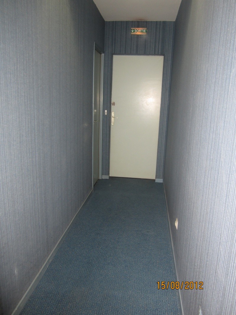hall d'entrée avec moquette bleu au mur sisi ça éxiste  Nouvel58