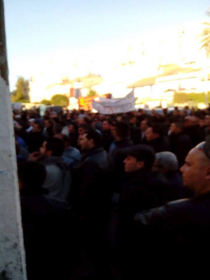 Sit in des souk El tenois au siège de la wilaya pour demander leur droit en gaz de ville 140