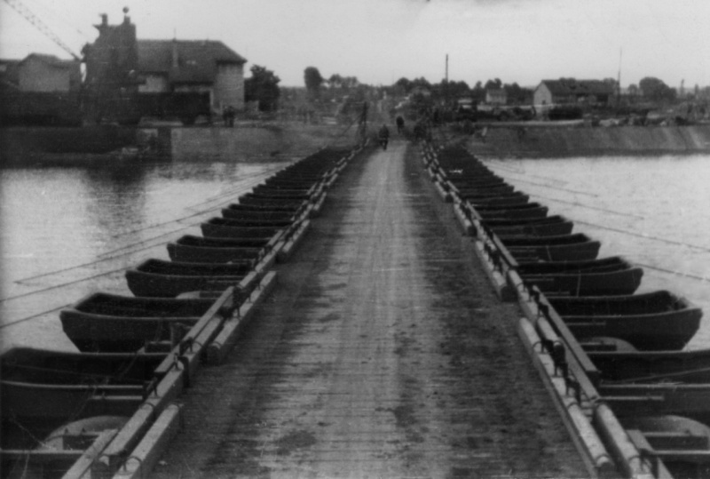 Pont de bateaux à MONTEREAU (2/501ème RCC) Monter14