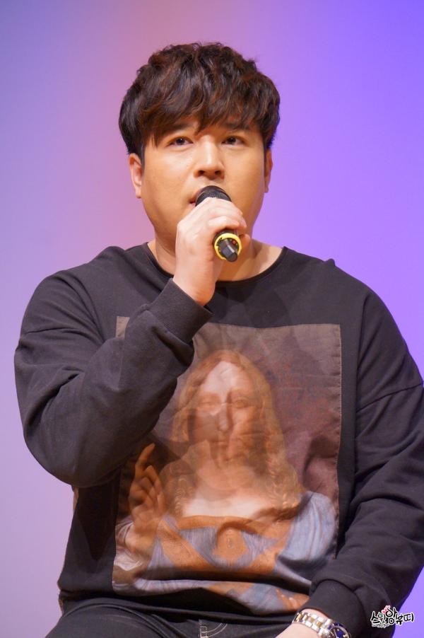 Shindong à la fête d'anniversaire de Baek ChunKang 28-02-15 B_aq_v10