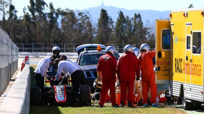 Fuerte accidente de Alonso en Montmeló, la ambulancia ya traslada a Fernando al centro médico. El golpe ha sido fuerte.  14246010