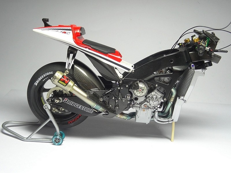 Yamaha YZR-M1 "WGP 50th" . Jorge Lorenzo. 2011. - Page 10 69_ar_11