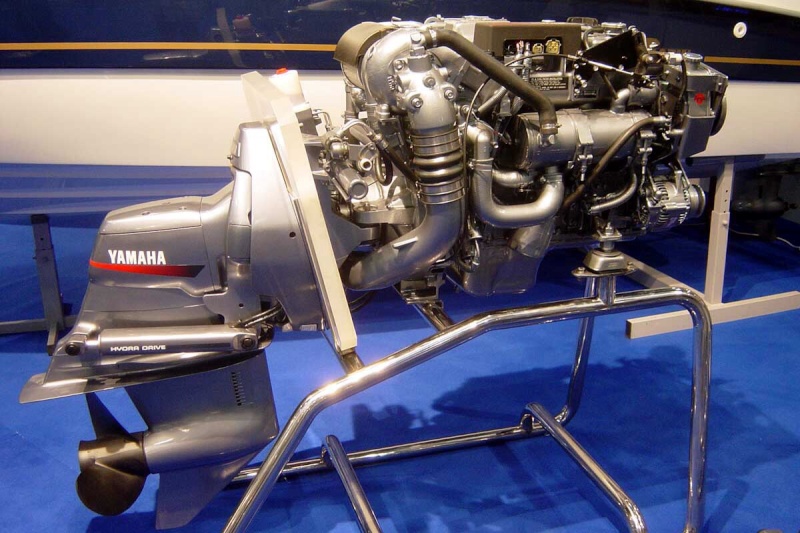 Moteur in-bord Yamaha avec pied Image43