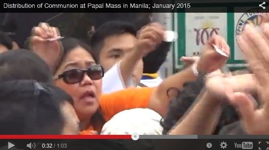 Manille 2015 (Philippines) : distribution de la sainte communion à la messe du pape François Sans_t10