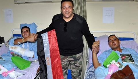 الفنان محمد فؤاد يزور الجنود المصابين في حادث العريش الاخير 11749310