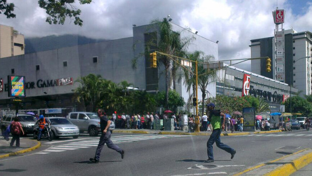 VENEZUELANS THRONG GROCERY STORES UNDER MILITARY PROTECTION Ib_seb10
