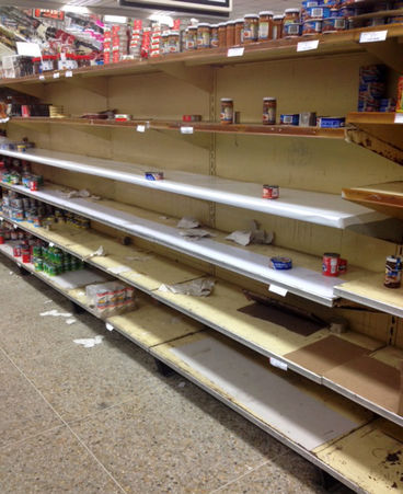 VENEZUELANS THRONG GROCERY STORES UNDER MILITARY PROTECTION Iduyuv10