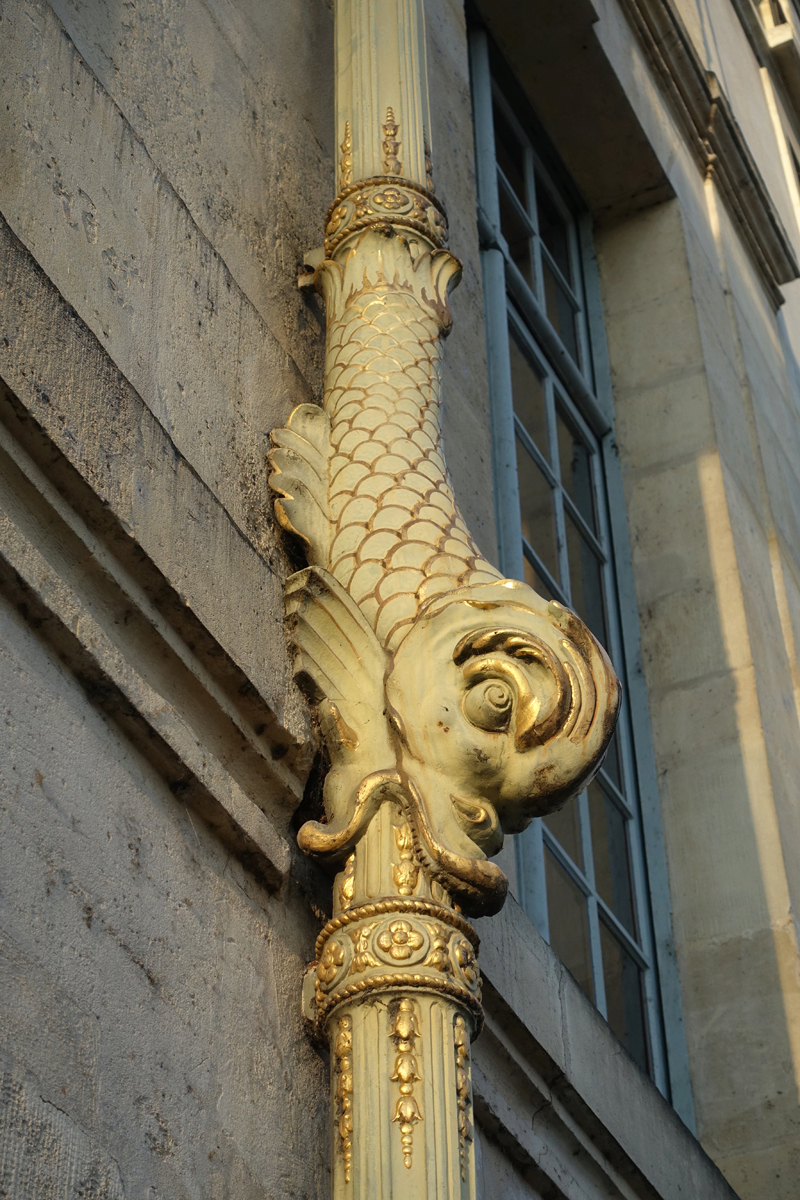 Les gouttières de l'hotel de Lauzun - Paris Goutti10