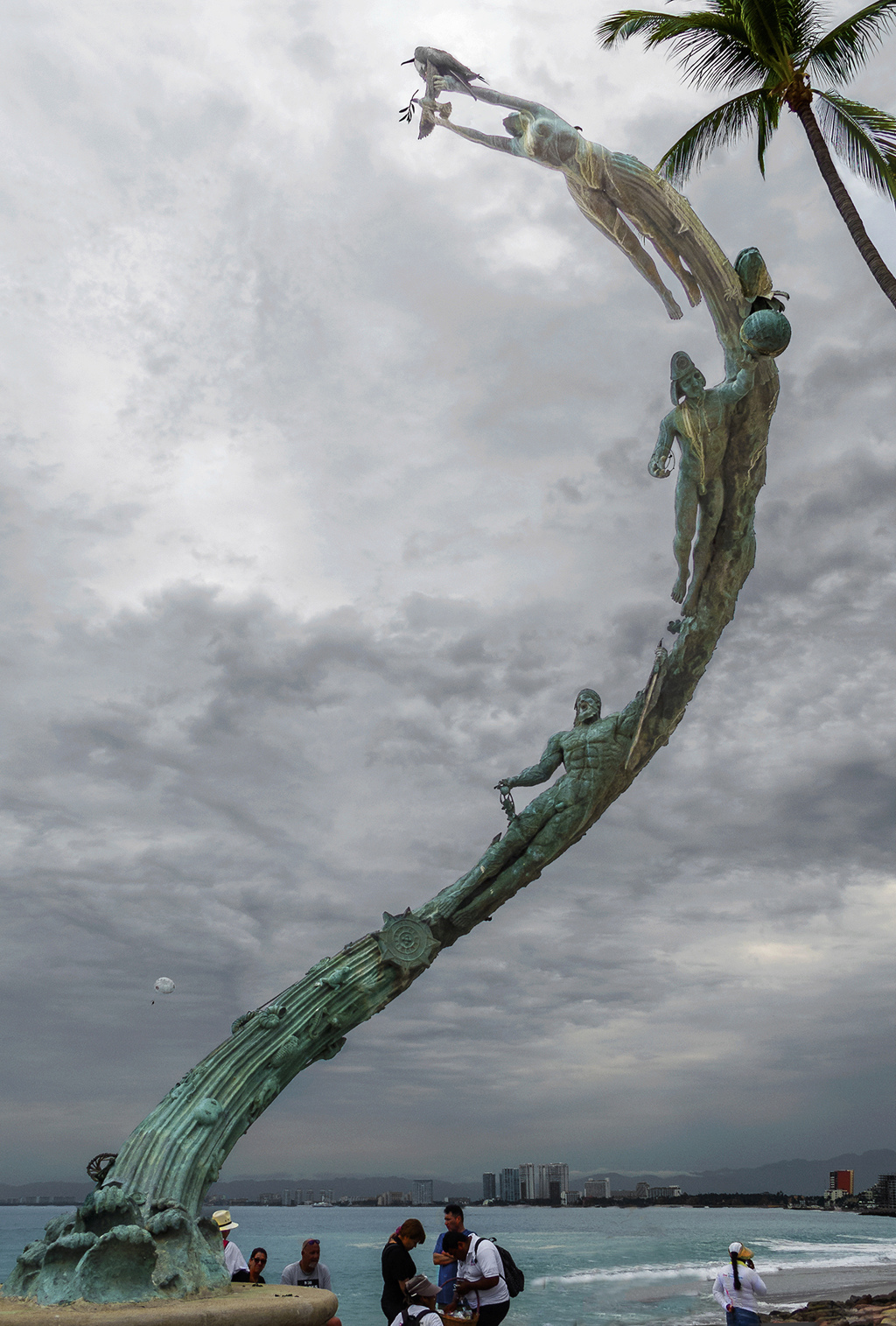 la sculpture "The Millenium" - Malecon - Mexique Le_mil11