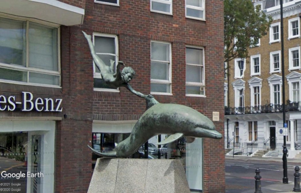 Sculpture d'enfant et d'un dauphin - Chelsea - UK Z618