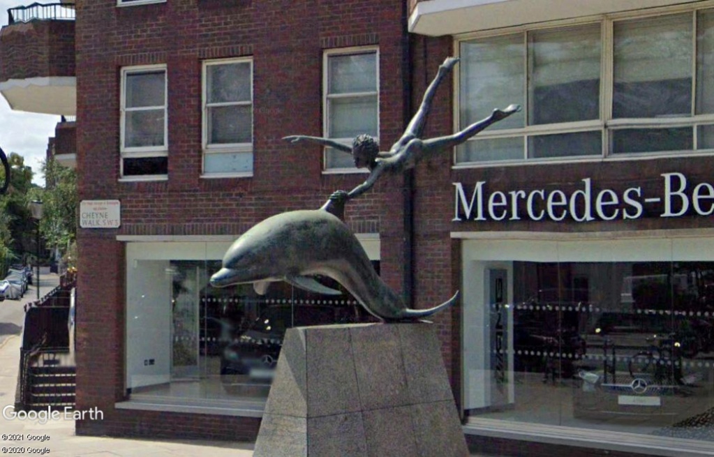 Sculpture d'enfant et d'un dauphin - Chelsea - UK Z719