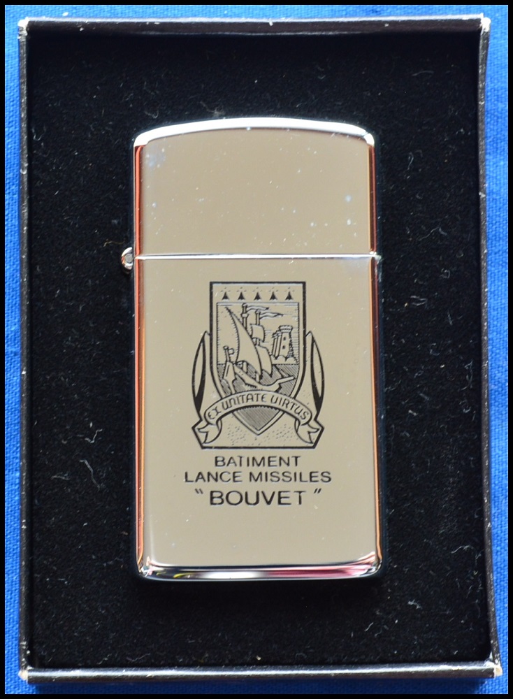 Zippo avec insigne de la Marine Nationale Zippo_10