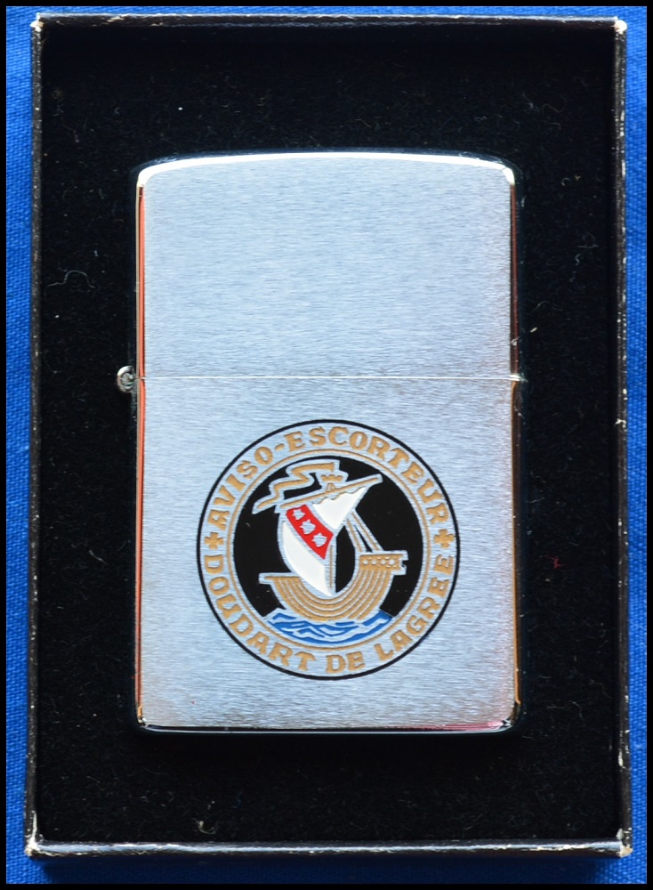 Zippo avec insigne de la Marine Nationale Zippo_11