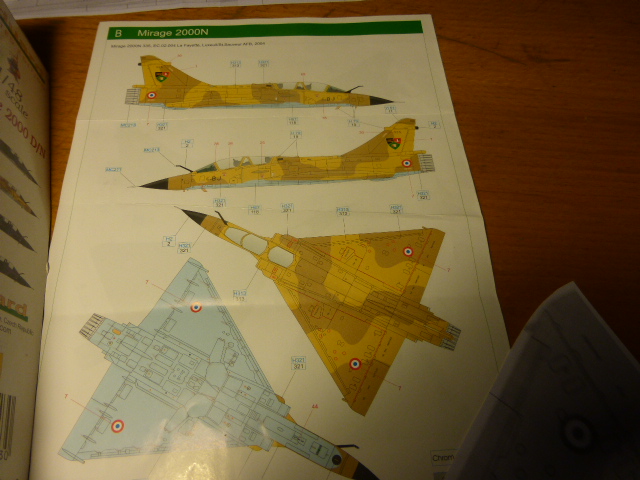 mirage 2000 - Mirage 2000B ech 1/32 réalis" en bois et carton P1010212