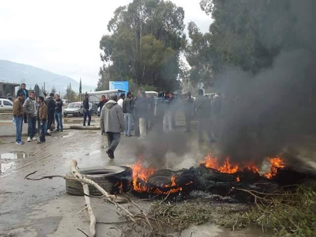 La RN 26 fermée à la circulation par des citoyens à Rmila (Béjaia) 165