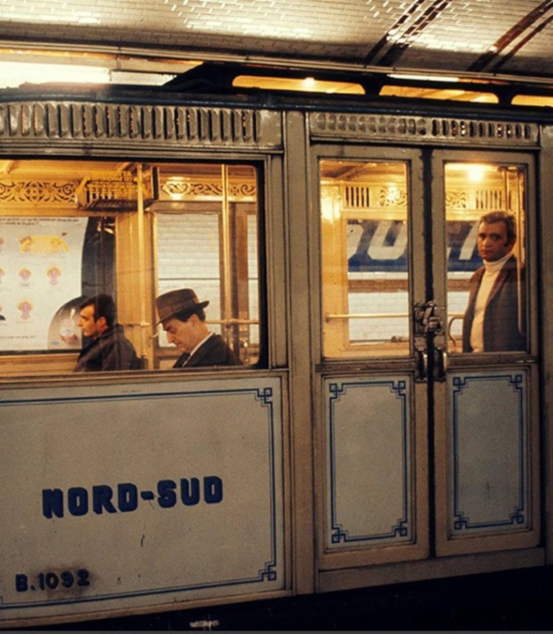 Paris 1960 ,un vieux couple à sa fenêtre . A_unti15