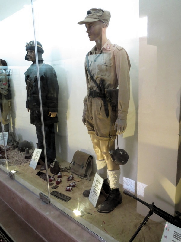 la "Bataille d'Al Alamein" (Musée Militaire du même nom) post 1/2 Milita36