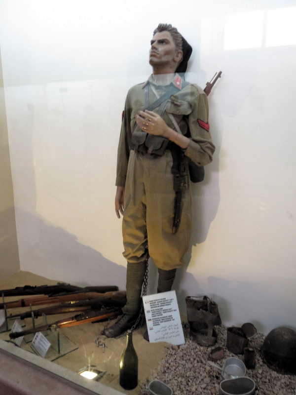 la "Bataille d'Al Alamein" (Musée Militaire du même nom) post 1/2 Milita41
