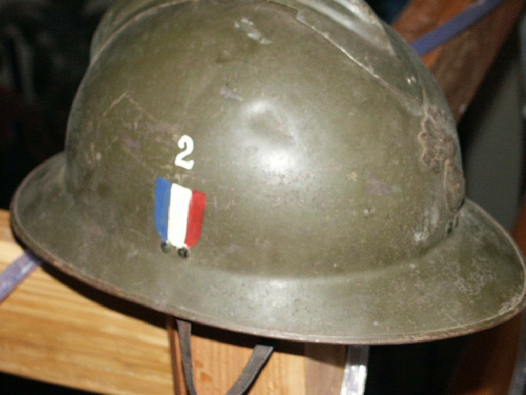 Insigne bizarre sur un casque français !!! Img_2062