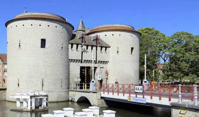 Porte de la Sainte-Croix (Kruispoort) à Bruges en Belgique, construite en 1402. Kopjoj10