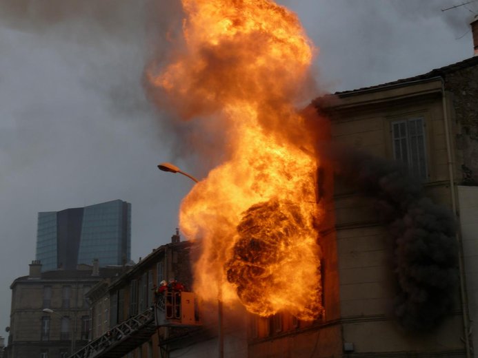 05/02/2015 - Incendie suivi d'explosion de gaz avec marins pompiers en actions ( 4 blessés parmi eux )  Explos10
