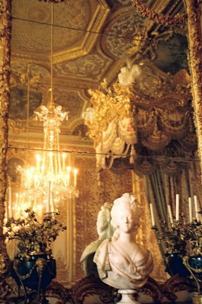Versailles, la chambre de la Reine - Page 4 54265e10