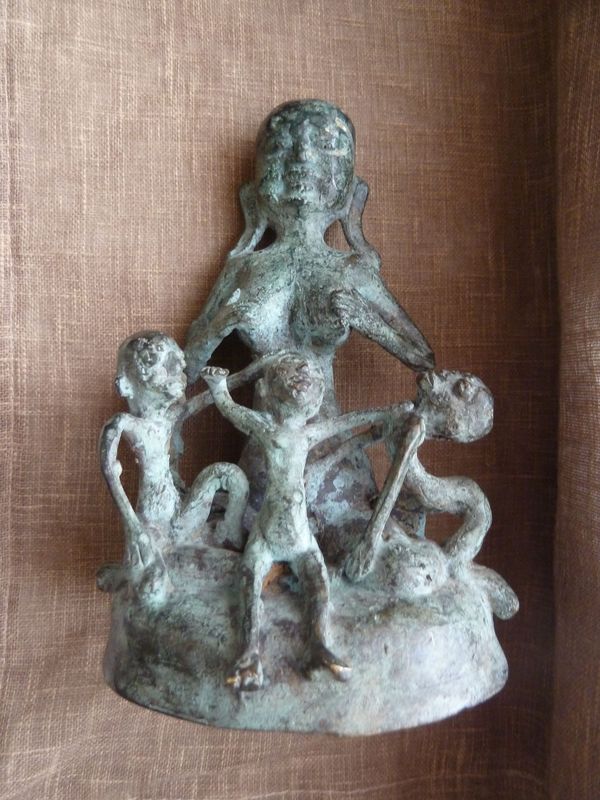 Bronze africain ou hindou divinité fertilité ?  P1140812